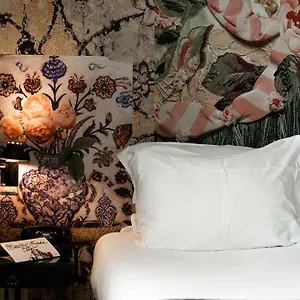**** Hotel Du Petit Moulin, Haute Couture By Lacroix Frankrig